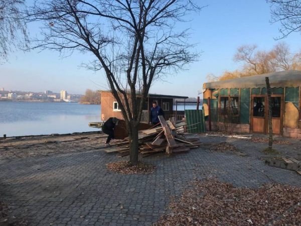 В Днепре на Набережной Победы демонтировали незаконное сооружение (Фото)