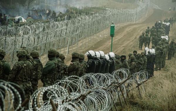 Мигранты выдвинулись к границе Польши: готовят силовой прорыв