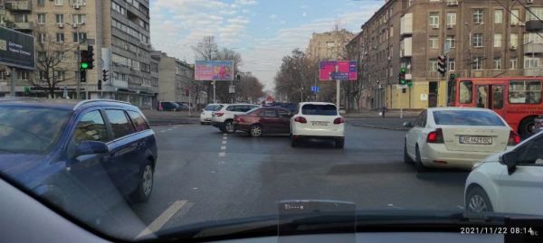 В центре Днепра столкнулись две легковушки: движение затруднено (Фото/Видео)