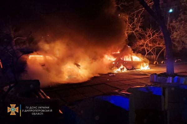 В Каменском во дворе дома дотла сгорели две легковушки