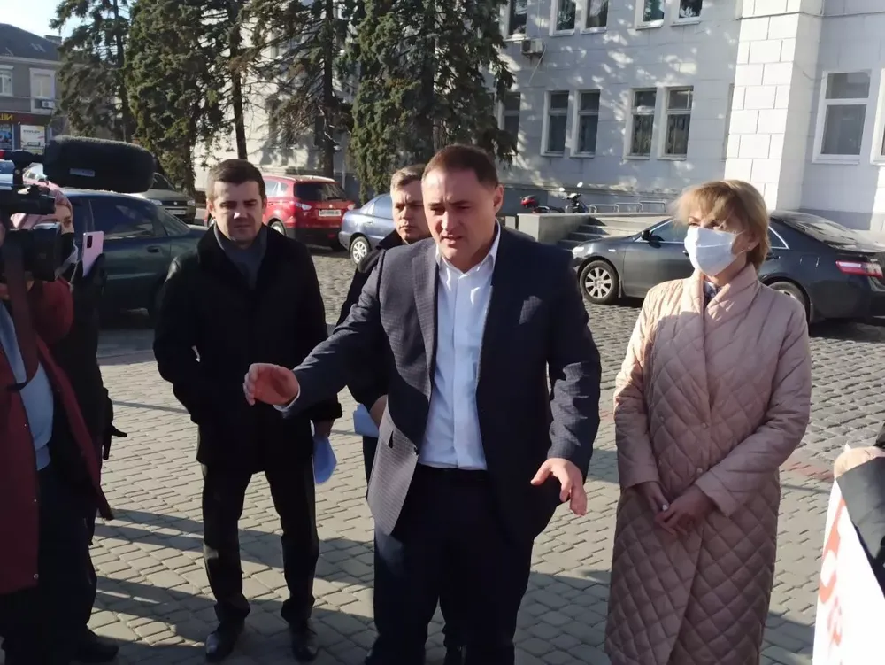 О. Свідло мітингуючим : "Школа 7 була, є і буде"