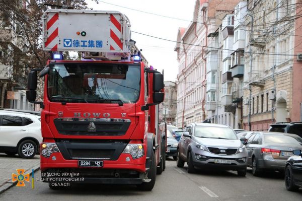 В Днепре хаотично припаркованные авто затрудняют проезд пожарным