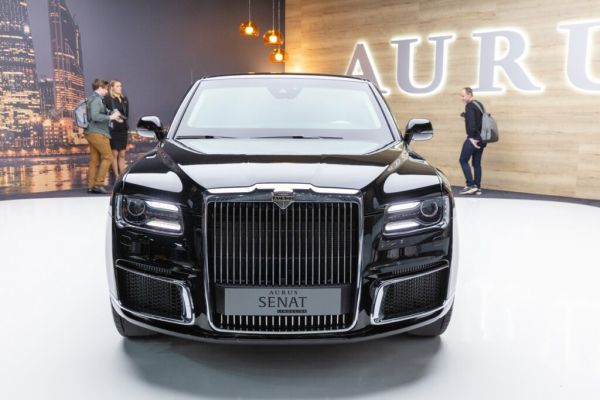 Лукашенко возьмет кредит, чтобы пересесть с Maybach на российский Aurus