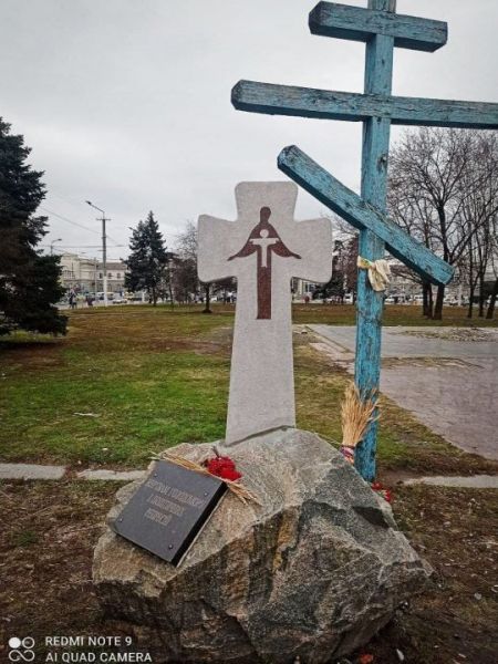 В Днепре установили крест в память о жертвах репрессий и Голодомора