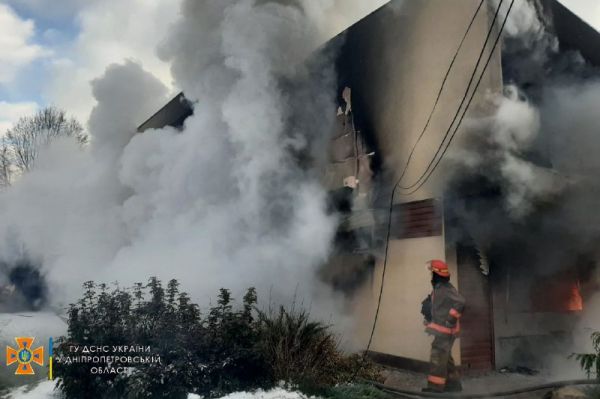 В Центральном районе Днепра горит дом в частном секторе