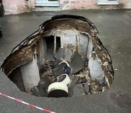 Провал в историю: в центре Киева под асфальтом нашли часть старинной усадьбы