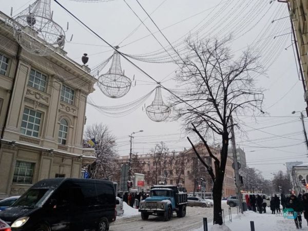 Снегопад в Днепре: движение транспорта в центре города парализовано (Фото)