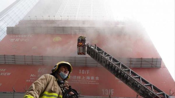 В Гонконге во время пожара в ТЦ застряли более 100 человек