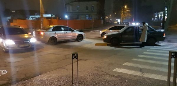 Есть пострадавшие: в Днепре на улице Староказацкой столкнулись два автомобиля