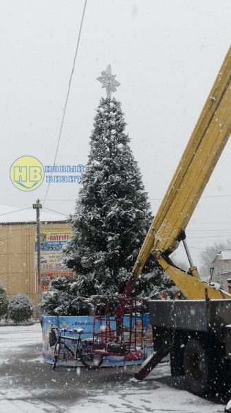 В Геническе устанавливают 9-метровую елку