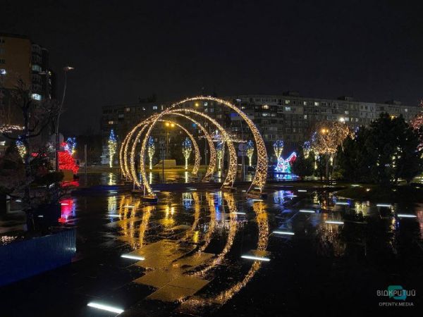 Тысячи огоньков: в Днепре украсили к Новому году сквер Прибрежный (Фото)