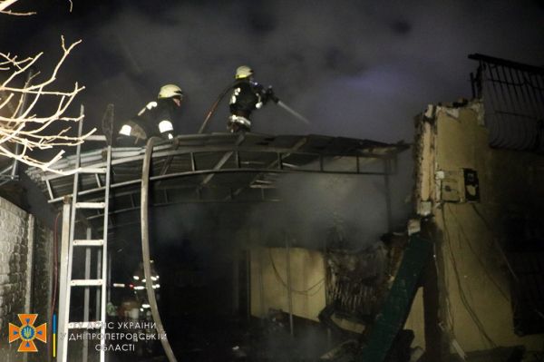 Долго не могли подъехать к месту пожара: в Днепре сгорел жилой дом (Фото/Видео)
