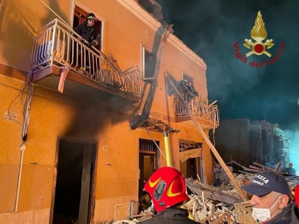 На Сицилии взрыв газа уничтожил несколько домов: под завалами оказались люди