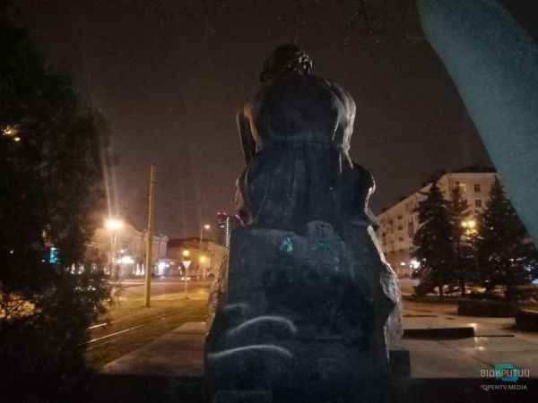 В Днепре памятник Максиму Горькому исписали нецензурной бранью (Фото)