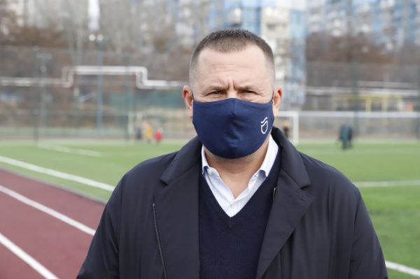 Польза детям и спокойствие родителям: днепряне поделились впечатлениями о новом стадионе СШ №147