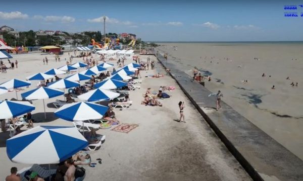 Берегозащитную бетонную стену на городском пляже в Геническе могут демонтировать