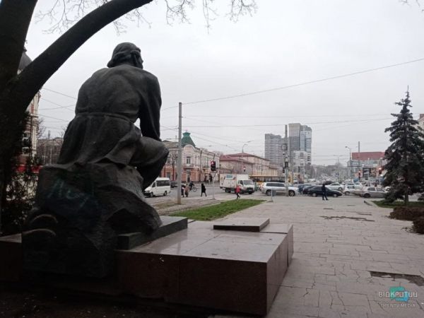 В Днепре памятник Максиму Горькому исписали нецензурной бранью (Фото)