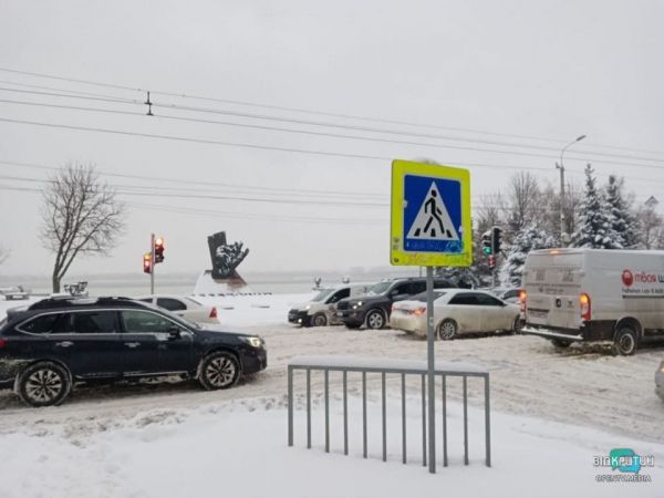 В Днепре на набережной парализовано движение транспорта: фуры застряли в снегу (Фото)