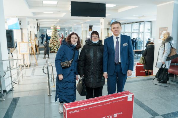 У Вінниці син судді отримав головний приз серед вакцинованих - автомобіль Toyota Corolla. Фото                    
