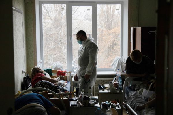 Прогноз от НАН: спад эпидемии в Украине перед Новым годом может остановить Омикрон - Коронавирус