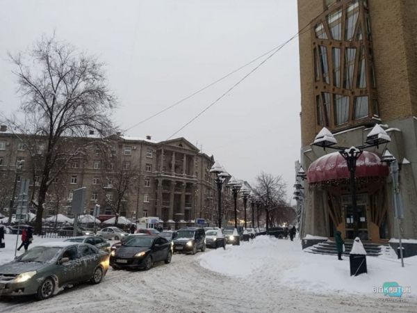 Снегопад в Днепре: движение транспорта в центре города парализовано (Фото)