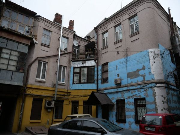 В Днепре пытались незаконно утеплить фасад городской памятки архитектуры (Фото)