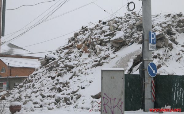 Від готелю «Південний Буг» у Вінниці залишилася велика купа будівельного сміття                     
