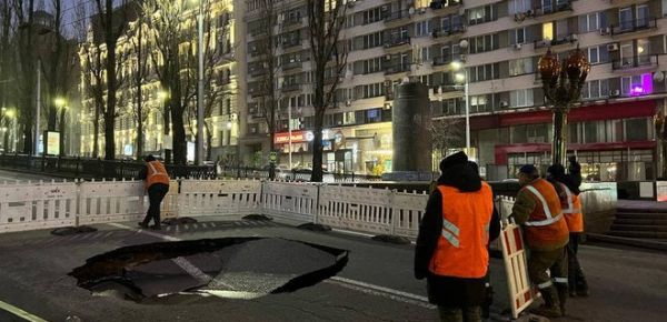 
В центре Киева провалился асфальт: движение в сторону Крещатика перекрыто 