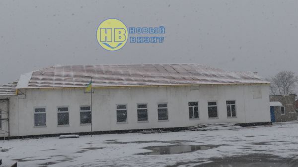 Снег покрыл "крыши в ремонте" в генической школе