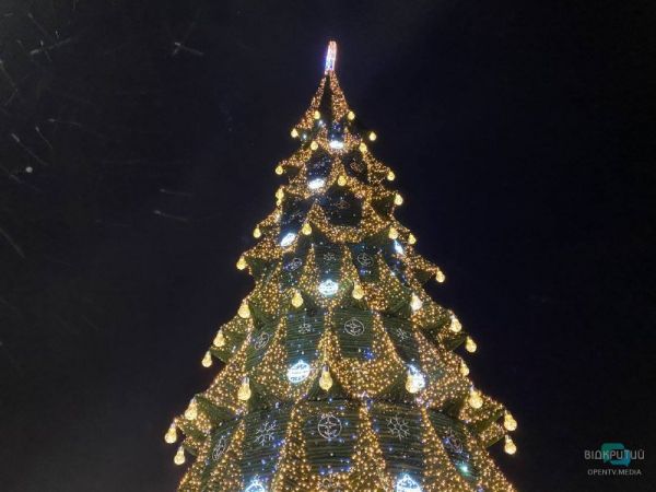 Тысячи огоньков: в Днепре украсили к Новому году сквер Прибрежный (Фото)