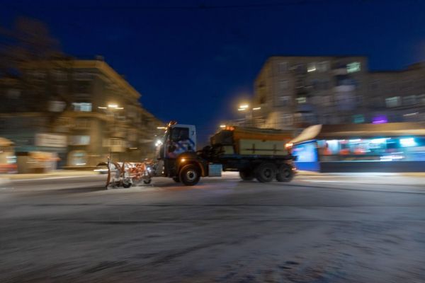Здравствуй, снег: на улицах Днепра с ночи работает спецтехника
