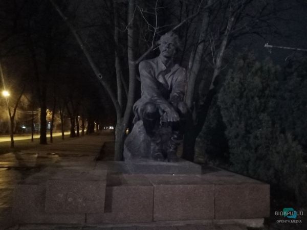 В Днепре памятник Максиму Горькому исписали нецензурной бранью (Фото)