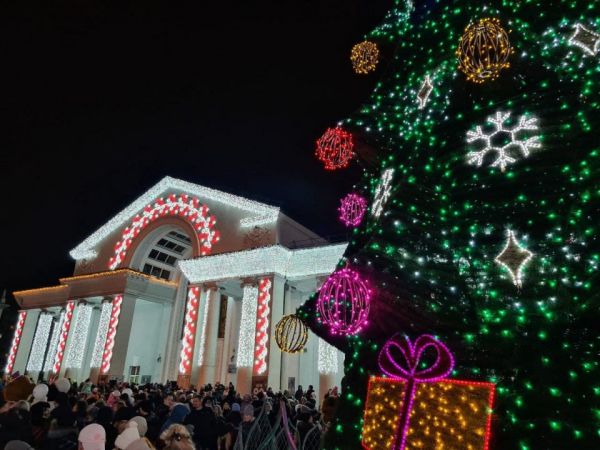 Исторический центр Кривого Рога украсили праздничной иллюминацией (Фото)