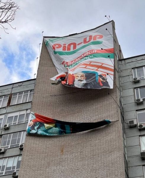 Опасная реклама: в Днепре на здании Гражданпроекта порвался баннер
