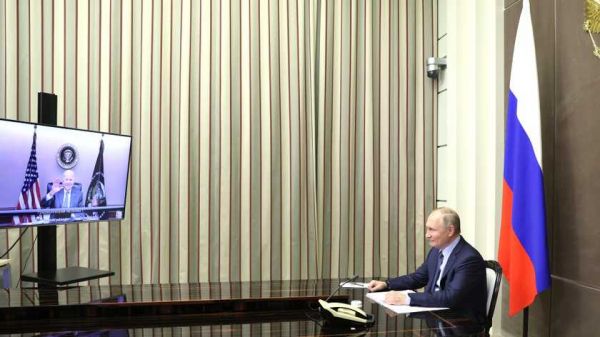 Байден предупредил Путина о последствиях вторжения в Украину