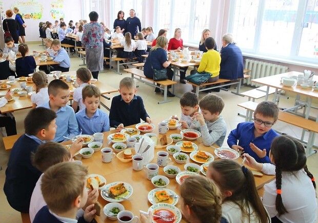 В Киеве в 6 учебных заведениях обнаружили вспышку кишечной инфекции 
