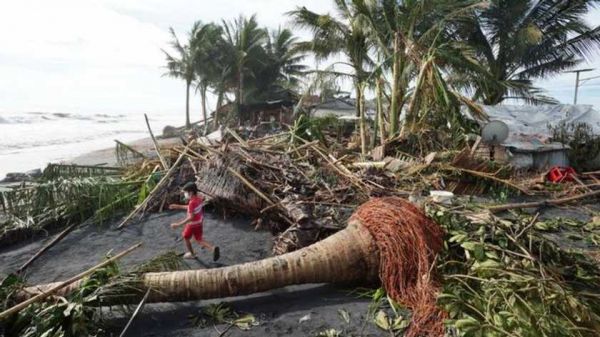 На Филиппинах бушевал сильнейший тайфун года: число жертв резко возросло