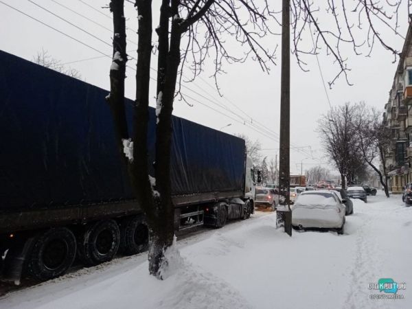 В Днепре на набережной парализовано движение транспорта: фуры застряли в снегу (Фото)