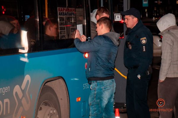 В Днепре автобус сбил 20-летнего парня: пострадавшего госпитализировали