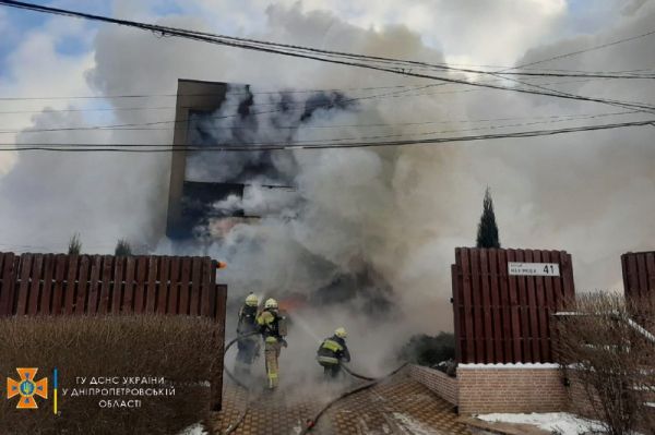 В Центральном районе Днепра горит дом в частном секторе
