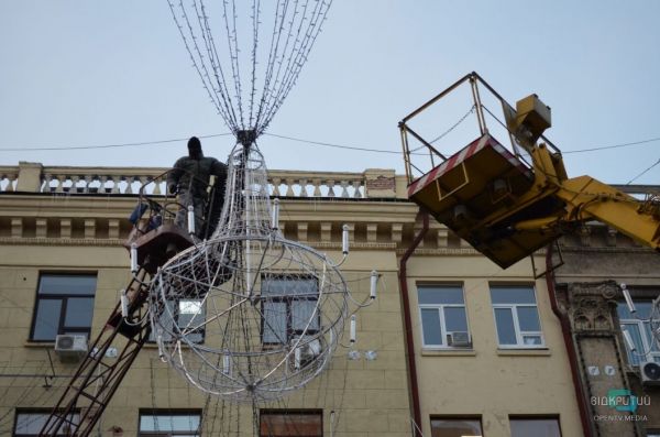 В центре Днепра устанавливают иллюминацию с люстрами (Фото)