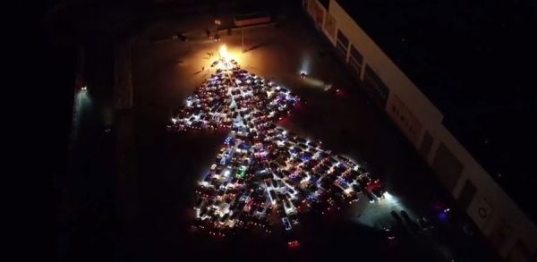 В Киеве водители составили «новогоднюю ель» из сотен автомобилей