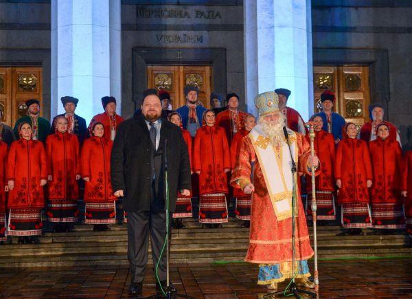 У Верховной Рады впервые поставили новогоднюю елку - Новости политики
