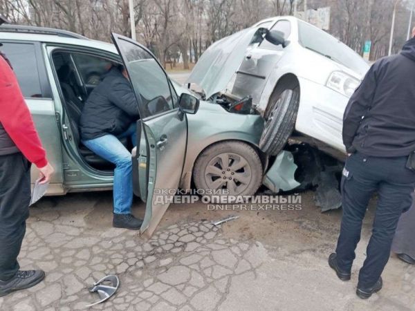 ДТП на Запорожском шоссе в Днепре: Subaru на скорости протаранил Renault