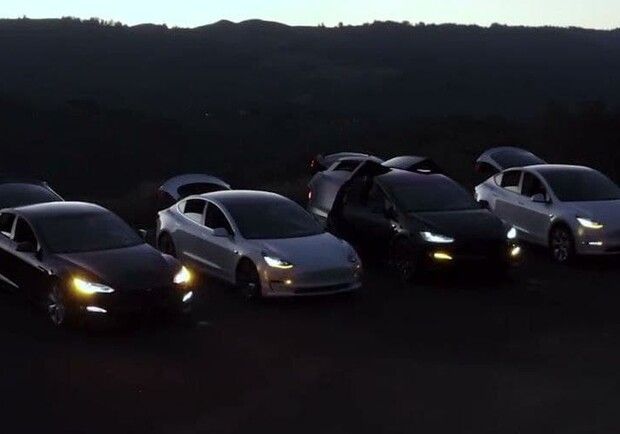 Автомобили Tesla показали световое шоу под мелодию украинского "Щедрика" 