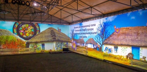 В Днепре открыли видеоинсталляцию Петриковской росписи (Фото)