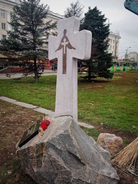 В Днепре установили крест в память о жертвах репрессий и Голодомора
