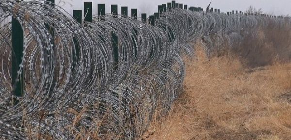 
 Донбасс. На границе с Россией построили 100 км забора с колючей проволокой 