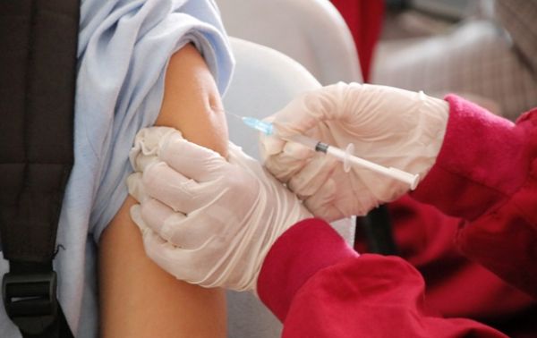 В Украине ввели вакцинацию бустерной дозой 