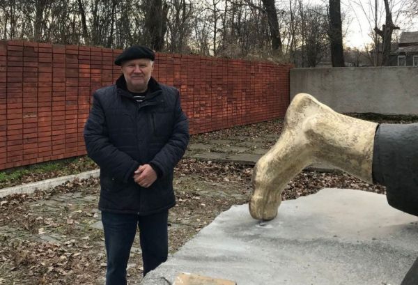 В Днепре реставрировали памятник душевнобольным, которых расстреляли нацисты (Фото)